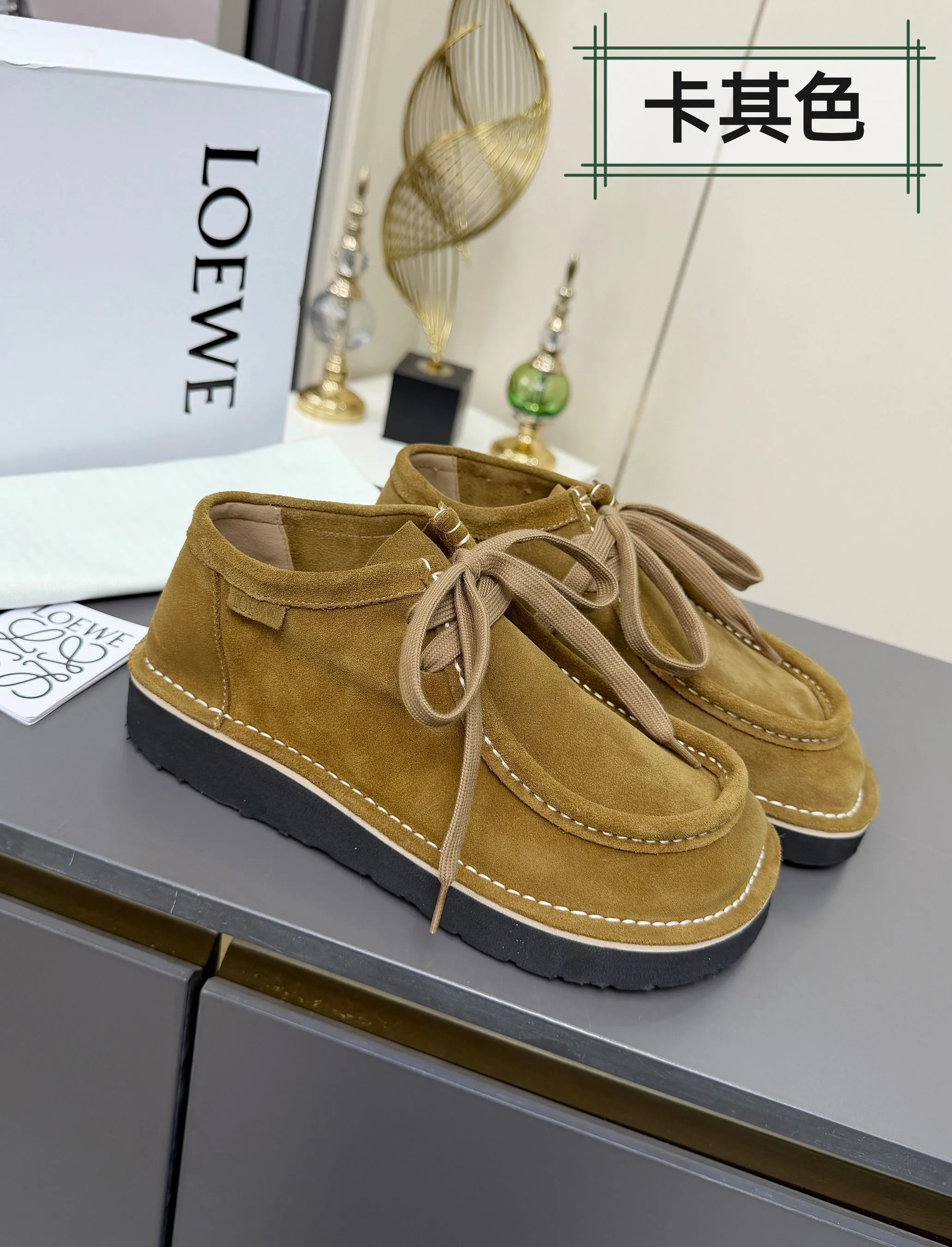 👟👟Ex-factory price 560👟👟 LOEWE·Loewe's latest kangaroo shoes, split cow leather, suede cow leather, thick-soled lace-up casual shoes, lace-up retro British style, from design to texture, allowing you to easily have a high-end luxury wearing experience. The upper is made of imported high-mercerized smooth cow suede. The delicate texture has a natural velvet-like sheen. Every inch exudes low-key sophistication. It is matched with the light-feeling EVA foam outsole. The 3-centimeter heel height is just right. It not only quietly elongates the body shape, but also brings the comfort of walking on the ground! The original version was purchased and developed, and the details are well handled. It is worth owning. It has a unique fashionable and trend-leading style. It is highly recommended to stock up. The shoe style is great, the leather is soft and comfortable, very comfortable on the feet and easy to match. ✦Fabric: imported high mercerized cowhide ✦Lining: no lining ✦Outsole: original EVA foam outsole ✦Number of sizes: women's size: 35#-40# (TT)